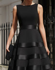 Elegante zwarte mouwloze tiered midi avondjurk