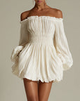 Witte off-shoulder gerimpelde mini-jurk met smocktaille
