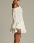 Witte off-shoulder gerimpelde mini-jurk met smocktaille