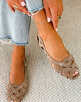 Cato | Platte sandalen met open teen en gevlochten stof