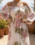 Witte maxi-jurk van chiffon met roze rozenprint en blote schouders