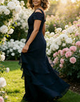 Marineblauwe maxi-jurk met open schouders, gelaagde chiffon en ruches