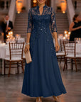 Champagnekleurige maxi-jurk van chiffon en mesh met gouden pailletten, bloemenprint en 3/4-mouwen