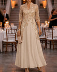Champagnekleurige maxi-jurk van chiffon en mesh met gouden pailletten, bloemenprint en 3/4-mouwen