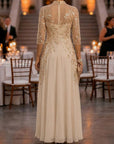 Champagnekleurige maxi-jurk van chiffon en mesh met gouden pailletten, bloemenprint en 3/4-mouwen