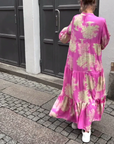 By Esmee - Tijdloze jurk & Zwevende elegantie bij elke stap