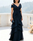 Marineblauwe maxi-jurk met open schouders, gelaagde chiffon en ruches
