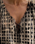 Lena | Blouse met stippenpatroon en vetersluiting