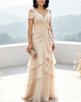 Marineblauwe maxi-jurk met open schouders, gelaagde chiffon en ruches