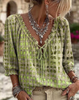 Lena | Blouse met stippenpatroon en vetersluiting