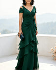 Marineblauwe maxi-jurk met open schouders, gelaagde chiffon en ruches