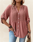 Renate – Blouse met V-hals en knopen
