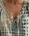 Lena | Blouse met stippenpatroon en vetersluiting