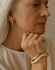 Elegante witte opalen armband in goud
