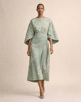 CLEMENTINE | Florale Midi met sculptuur taille en luchtige elegantie