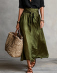 Vera – Set van twee delen: zwarte blouse en olijfgroene midi-rok