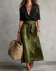 Vera – Set van twee delen: zwarte blouse en olijfgroene midi-rok