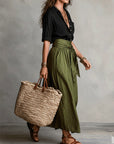 Vera – Set van twee delen: zwarte blouse en olijfgroene midi-rok