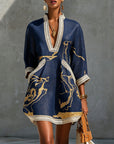 Cosette | Mini-jurk van Marineblauwe Haakkant met Gouden Patroon en V-hals