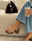 Sandalen Gaia — taupe, kruisbanden en gouden studs