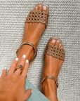 Aurora | Gouden sandalen: de charme van de zomer
