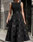 Elegante zwarte mouwloze tiered midi avondjurk