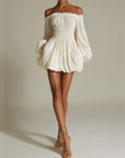 Witte off-shoulder gerimpelde mini-jurk met smocktaille