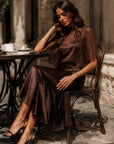 Bruine Chiffon Blouse En Satijnen Midi Jurk Tweedelige Set