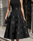 Elegante zwarte mouwloze tiered midi avondjurk