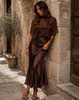 Bruine Chiffon Blouse En Satijnen Midi Jurk Tweedelige Set