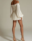 Witte off-shoulder gerimpelde mini-jurk met smocktaille