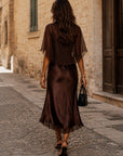 Bruine Chiffon Blouse En Satijnen Midi Jurk Tweedelige Set