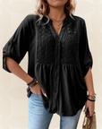 Renate – Blouse met V-hals en knopen