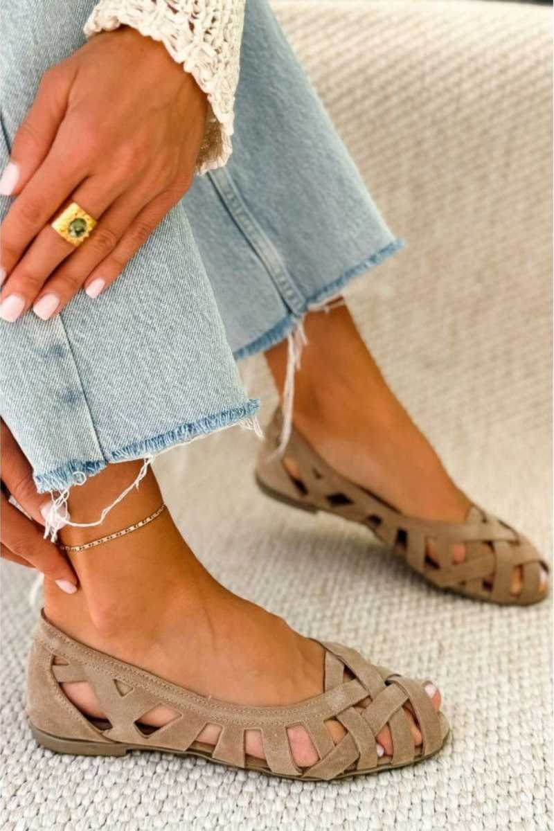Cato | Platte sandalen met open teen en gevlochten stof