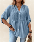 Renate – Blouse met V-hals en knopen