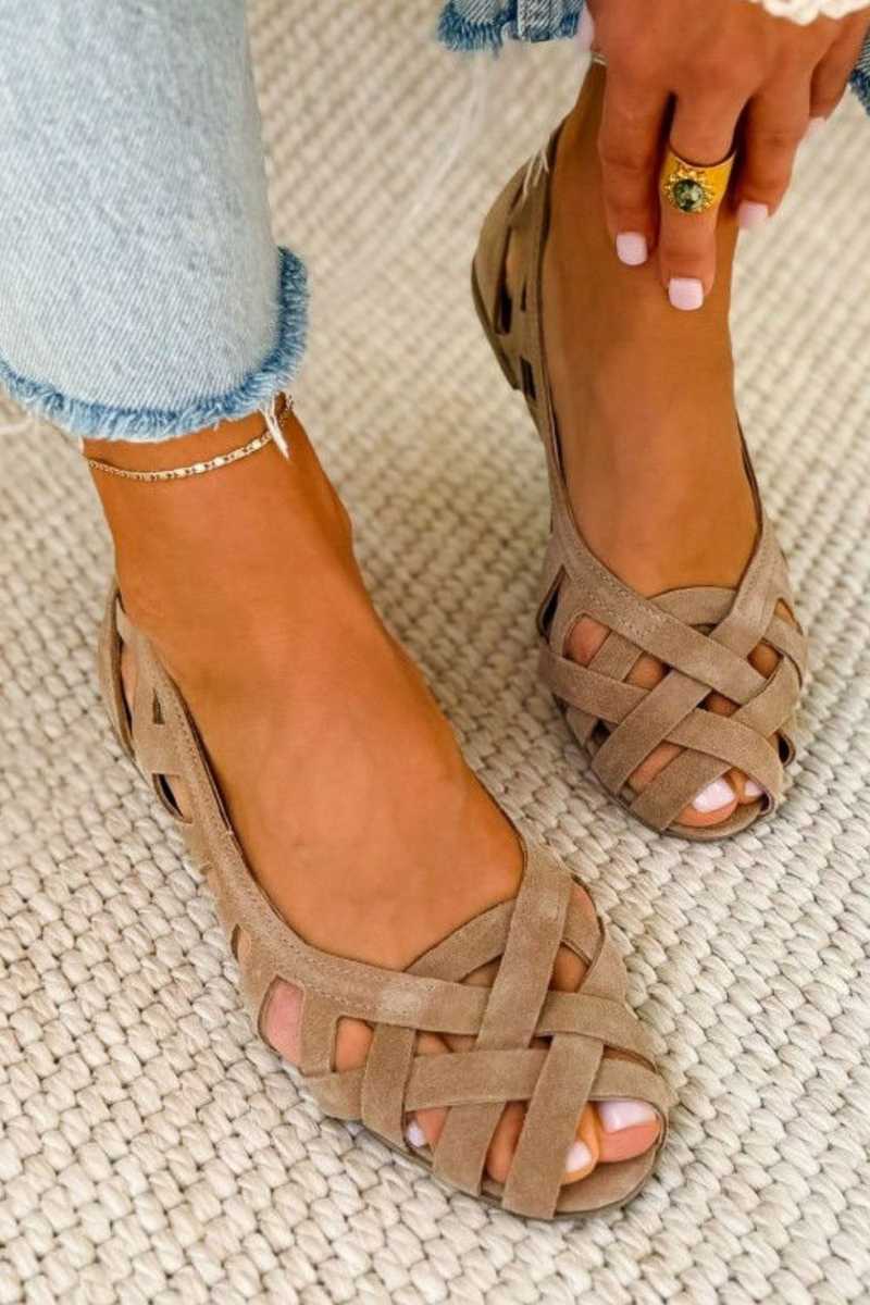 Cato | Platte sandalen met open teen en gevlochten stof