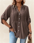 Renate – Blouse met V-hals en knopen