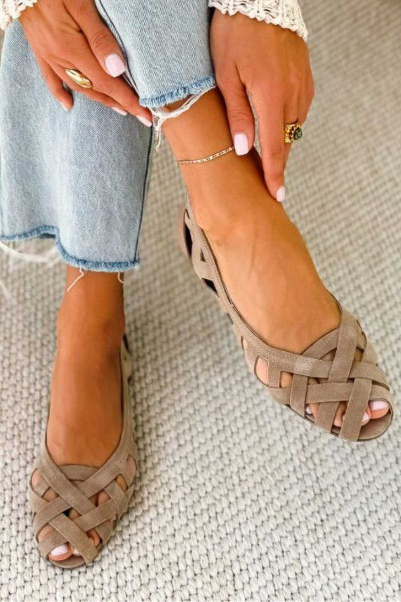 Cato | Platte sandalen met open teen en gevlochten stof