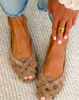 Cato | Platte sandalen met open teen en gevlochten stof
