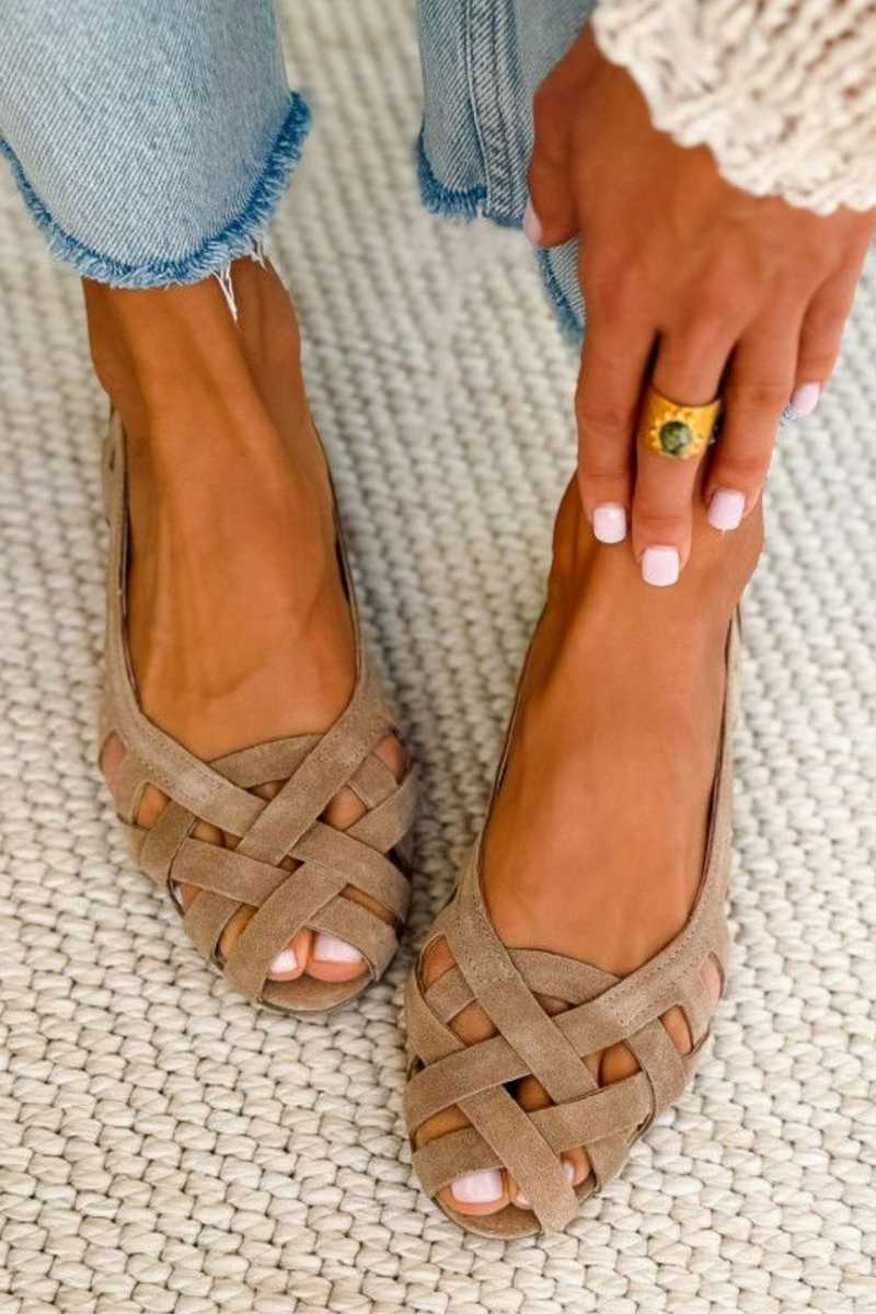 Cato | Platte sandalen met open teen en gevlochten stof