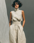 Marieta | Minimalistische set van mouwloze blouse en wijde broek