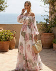 Witte maxi-jurk van chiffon met roze rozenprint en blote schouders