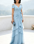 Marineblauwe maxi-jurk met open schouders, gelaagde chiffon en ruches