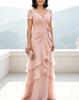 Marineblauwe maxi-jurk met open schouders, gelaagde chiffon en ruches