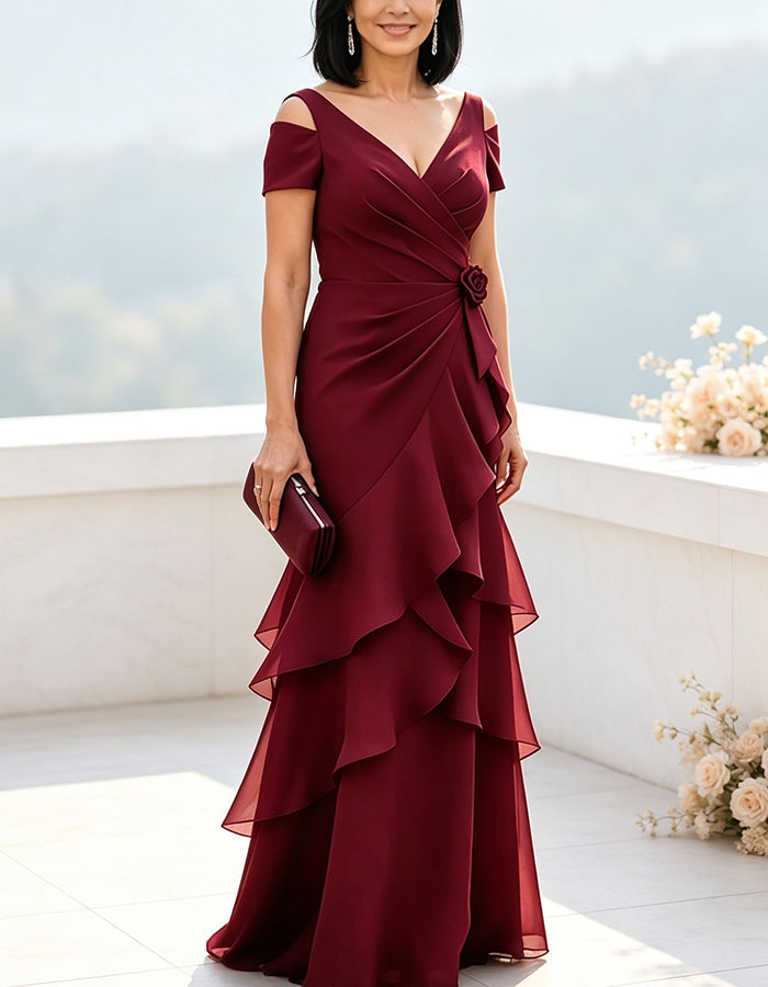 Marineblauwe maxi-jurk met open schouders, gelaagde chiffon en ruches