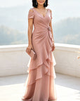 Marineblauwe maxi-jurk met open schouders, gelaagde chiffon en ruches