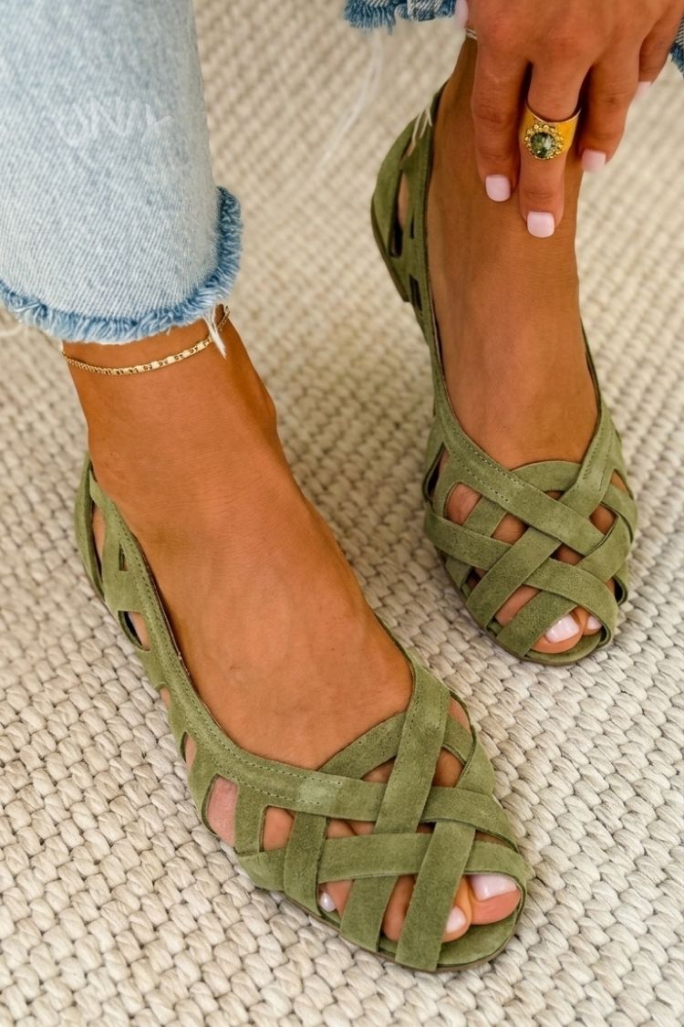 Cato | Platte sandalen met open teen en gevlochten stof