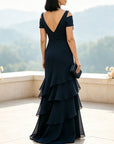 Marineblauwe maxi-jurk met open schouders, gelaagde chiffon en ruches
