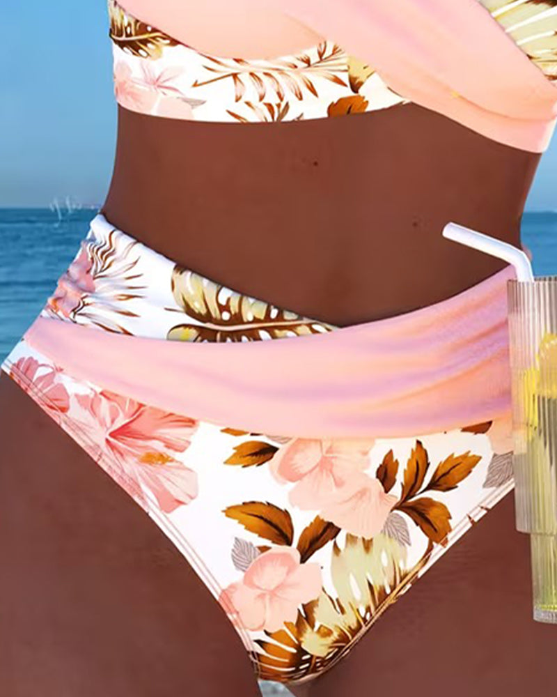 Bikini met contrasterend bloemenpatroon en split