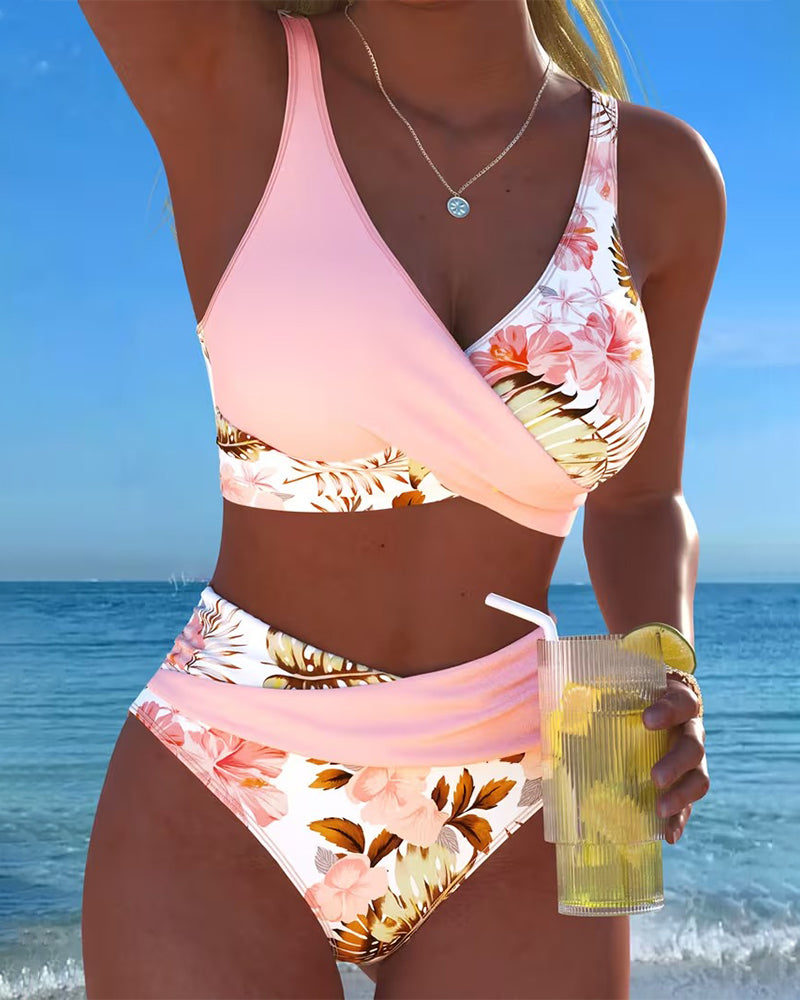 Bikini met contrasterend bloemenpatroon en split